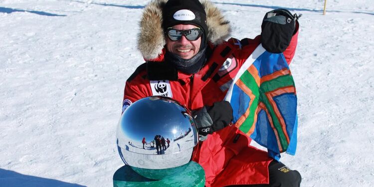 René Gross Kærskov på Sydpolen med Vendelbrog. Flaget er også syet på tøjet.
Foto: Privatfoto.