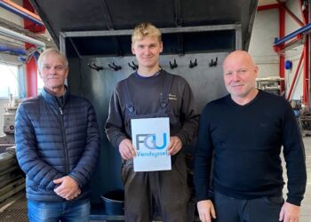 EGU-vejleder Rene Schneider fra FGU Vendsyssel, ny uddannet Caspar Egelund, afdelingsdirektør 
Morten Mikkelsen fra Vestkajens Maskinværksted.