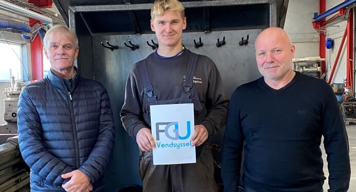 EGU-vejleder Rene Schneider fra FGU Vendsyssel, ny uddannet Caspar Egelund, afdelingsdirektør
Morten Mikkelsen fra Vestkajens Maskinværksted.