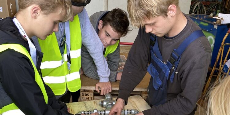 Elever fra 8. klasse får igen fingrene ned i den maritime branche på Hirtshals Havn. Foto: Erhverv Hjørring.