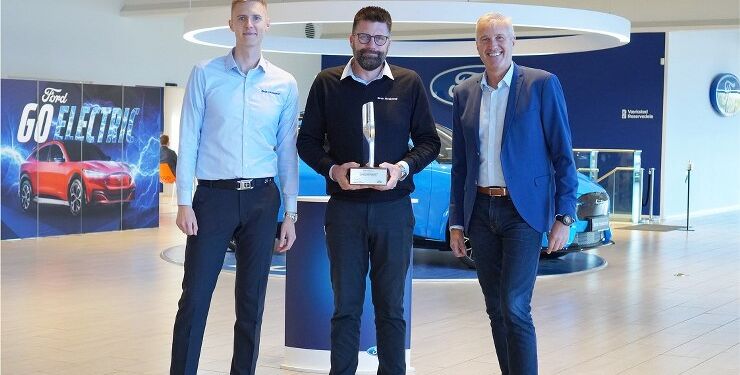 Chairpersons Award'en blev overrakt til filialchef Thomas Brown fra Hjørring (i midten), og driftsdirektør
Mikkel Hosbond (til venstre), af administrerende direktør Frank Skjærbæk fra Ford Danmark.