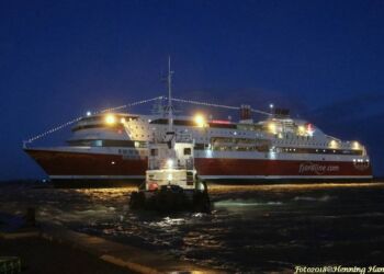 Tybring hjælper under et tidligere stormvejr Bergenfjord til kaj i Hirtshals Havn. Foto (arkiv): Henning Hansen.