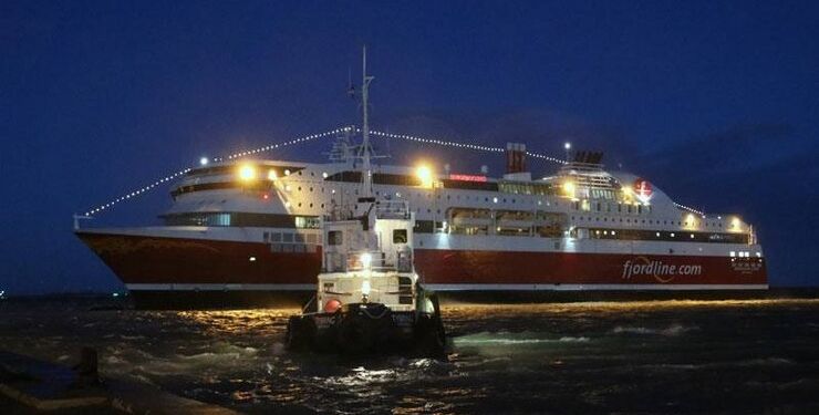 Tybring hjælper under et tidligere stormvejr Bergenfjord til kaj i Hirtshals Havn. Foto (arkiv): Henning Hansen.