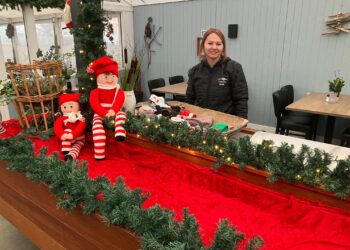 Aija fra Café Fisk laver den flotte udsmykning til weekendens julemarked. Foto: Palle W. Nielsen.