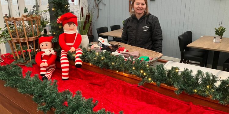 Aija fra Café Fisk laver den flotte udsmykning til weekendens julemarked. Foto: Palle W. Nielsen.