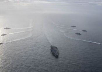 Hangarskibsgruppen omkring USS Gerald R. Ford. Den danske fregat Peter Willemoes ligger som andet skib i rækken fra højre. Foto: Forsvaret.