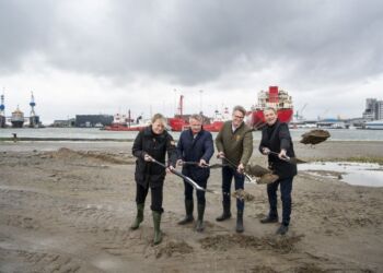 Første spadestik. Fra venstre; Birgit S. Hansen, Borgmester i Frederikshavn Kommune, Mikkel Seedorff Sørensen, Adm. Direktør for Frederikshavn Havn, Bo Larsen, COO MAKEEN Energy og Ole Hvelplund, CEO Nature Energy.