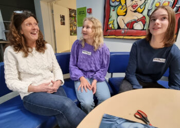 Folkeskolelærer Pia Boelskifte snakker om HTXperimenter med et par af hendes elever fra Bagterpskolen.