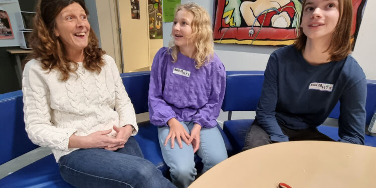 Folkeskolelærer Pia Boelskifte snakker om HTXperimenter med et par af hendes elever fra Bagterpskolen.