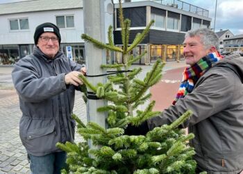 Den flittige handelschef Per Martensen (tv) ses her i selskab med Henning Hatt Jensen. I baggrunden ses den flotte julebelysning hos Kødboxen. Foto: Niels Skipper.