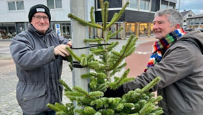 Den flittige handelschef Per Martensen (tv) ses her i selskab med Henning Hatt Jensen. I baggrunden ses den flotte julebelysning hos Kødboxen. Foto: Niels Skipper.