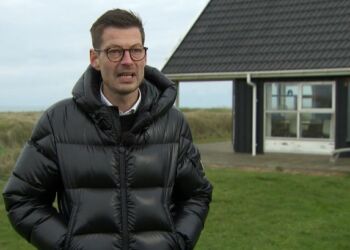 Heine Madsen ved sommerhuset i Lønstrup.