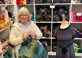 Anni har været med længst og strikker blandt andet de flotte udstillingsmodeller i butikken på Vandværksvej i Hjørring. Foto: Palle W. Nielsen.