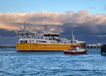 Ny HG 333 Isafold følges i havn af Margrethe Gaardbo.