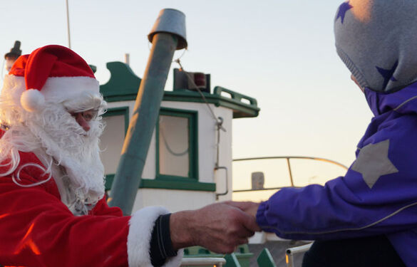 Julemanden anløber med fiskekutter molen ved Løkken Strand.