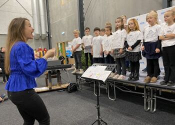 Louise Møller Vejen er korleder og dirigerer koret.