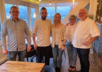 De nye og de nuværende ejere af Restaurant Lilleheden. Foto: Niels Chr. Jakobsen.