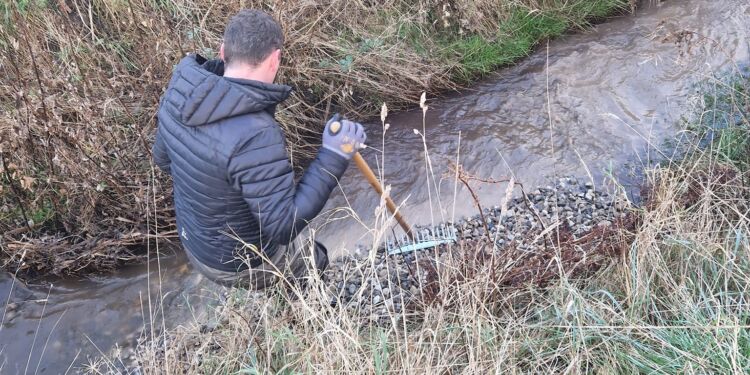 Vandpleje i et tilløb til Liver Å. Foto: Liver Å Lystfiskerforening.
