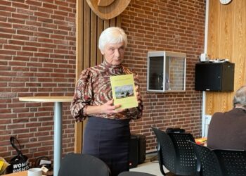 Medlem af skriftudvalget Sigrid Nedergaard præsenterer i 2022 årbogen. Foto: Niels Chr. Jakobsen.
