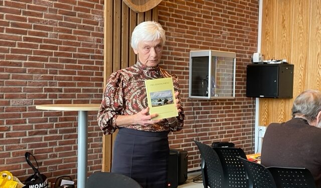 Medlem af skriftudvalget Sigrid Nedergaard præsenterer i 2022 årbogen. Foto: Niels Chr. Jakobsen.