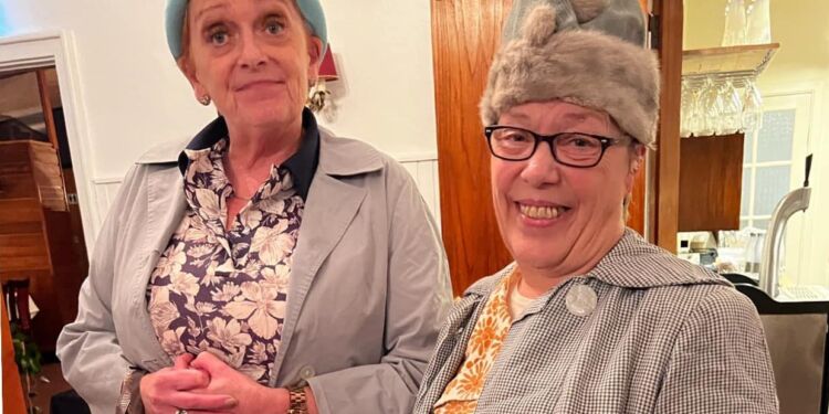 Pia Gregersen fik torsdag aften skarpe råd af disse to smukke stylecoaches på Bindslev Hotel.