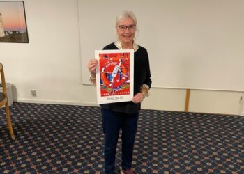 Kunstner Ninne Nielsen viser sin flotte juleplakat.