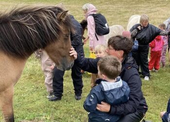 Birgit Stensbak, der sidder her med et barn på skødet, vinder prisen for at inddrage børnene og deres sanser, og så får hun masser af bevægelse ind i børnenes dagligdag.
Foto: Børnehuset Kilden Hjørring.