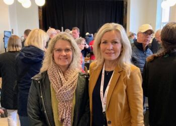 Til højre er det turistchef Laila Zielke sammen med formand for Hirtshals Turisme,
Rikke Vandsted.