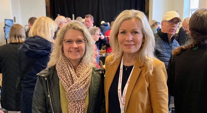 Til højre er det turistchef Laila Zielke sammen med formand for Hirtshals Turisme,
Rikke Vandsted.