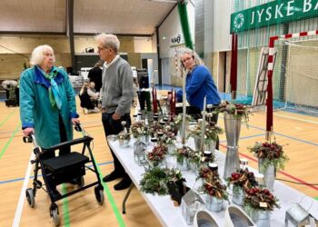 Tanja Nielsen ses her ved sin egen stand med kranse og juledekorationer ved en Vesterhavs Basar i Hirtshals Idrætscenter. Foto (arkiv): Niels Skipper.