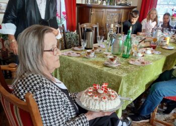 Nora med den flotte fødselsdagskage, som dog ikke kunne rumme 90 lys. Foto: Privat.