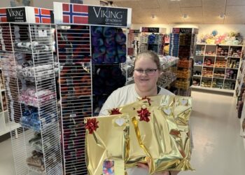 Datteren Anne Kristensen hjælper til og er klar med julegaver indeholdende lige det garn og andet, kunden ønsker.