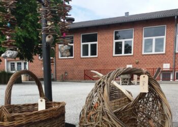 Tversted skole er ejet af garnfirmaet ISAGER, der blandt andet tilbyder rum for Kunsthåndværkere.