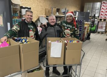 Her ses Carsten Jensen med julekasserne flankeret af Pia og Rene fra Spar  .