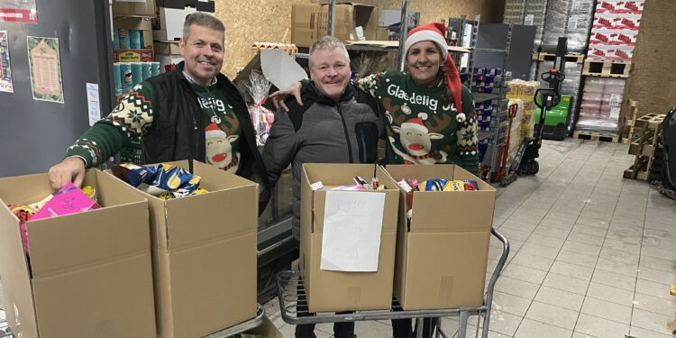 Her ses Carsten Jensen med julekasserne flankeret af Pia og Rene fra Spar  .