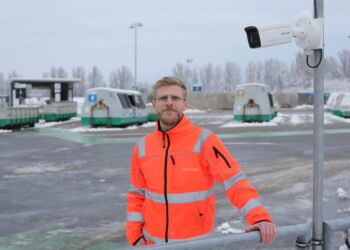 Lars Pedersen ved nummerpladescanner på genbrugsplads hos Nordværk.