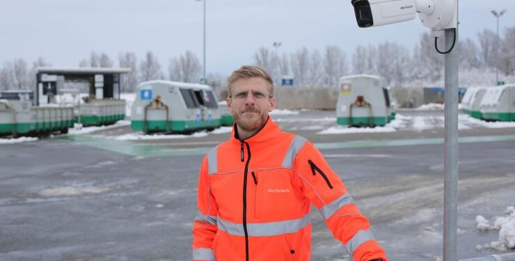 Lars Pedersen ved nummerpladescanner på genbrugsplads hos Nordværk.