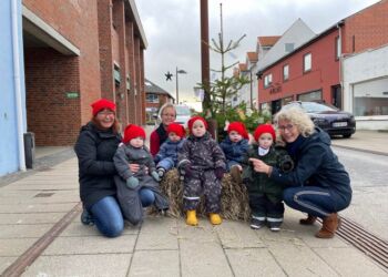 Lene, Irene og Pia med børnene ved det flot pyntede juletræ på Nørregade i Hirtshals.