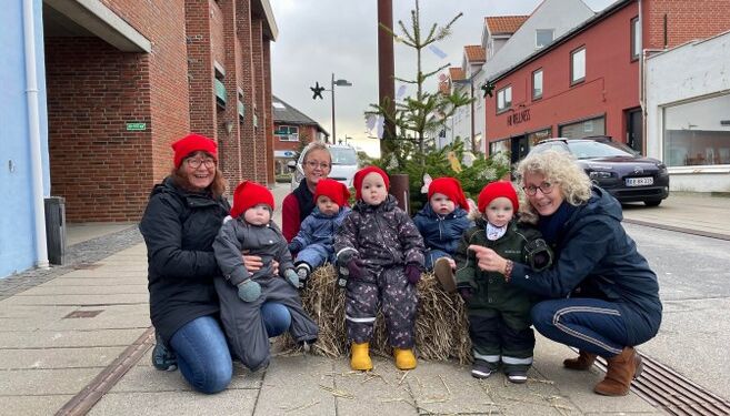 Lene, Irene og Pia med børnene ved det flot pyntede juletræ på Nørregade i Hirtshals.
