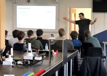 Mikkel Graugaard Antonsen fra UCN’s automationstekniker-uddannelse underviser HTX-eleverne i automation.