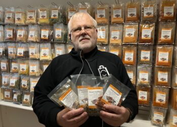 - Vi har cirka 250 forskellige tørrede krydderier hentet fra det meste af verden og pakket hos danske T.I. Krydderier.