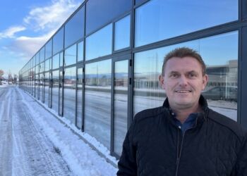 Jan-Iver Christiansen foran den nye og indbydende facade, der samtidig er en energirigtig klimaskærm.