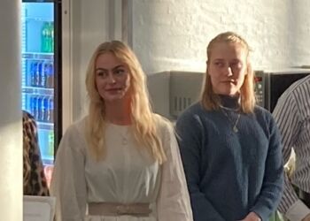 Jasmin ses her i hvidt til venstre.