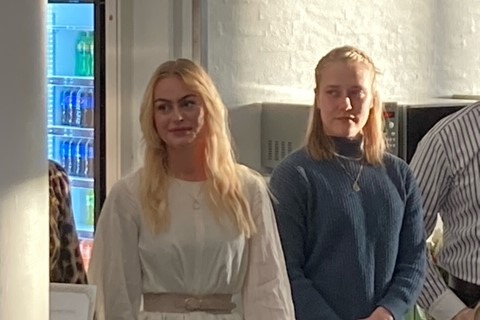 Jasmin ses her i hvidt til venstre.