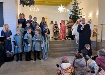 Sognepræst Bjarne Hougaard forestod den fine gudstjeneste ved juleafslutningen for fase 1 på Hirtshals Skole.