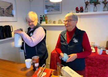 Lotte Kjølholm og Elinor Jensen i Kaffestuen. Foto: Niels Skipper.