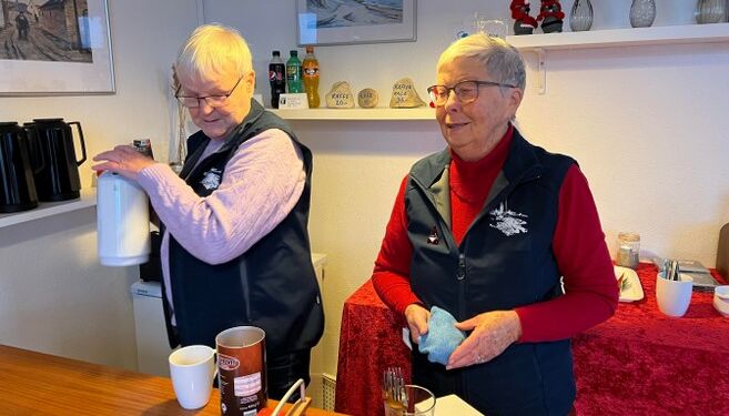 Lotte Kjølholm og Elinor Jensen i Kaffestuen. Foto: Niels Skipper.