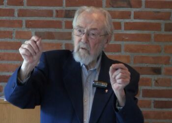 Modstandsmanden Knud Christensen anmelder nederst i artiklen bogen om Efterkrigstiden. Foto: Arkiv.
