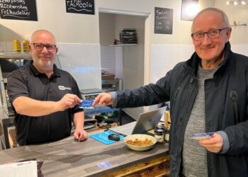 Jan Hansen fra Kødboxen får her forevist et gavekort af handelschef Per Martensen fra Hirtshals Handel & Erhverv.