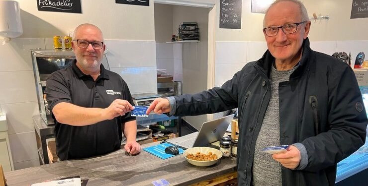 Jan Hansen fra Kødboxen får her forevist et gavekort af handelschef Per Martensen fra Hirtshals Handel & Erhverv.